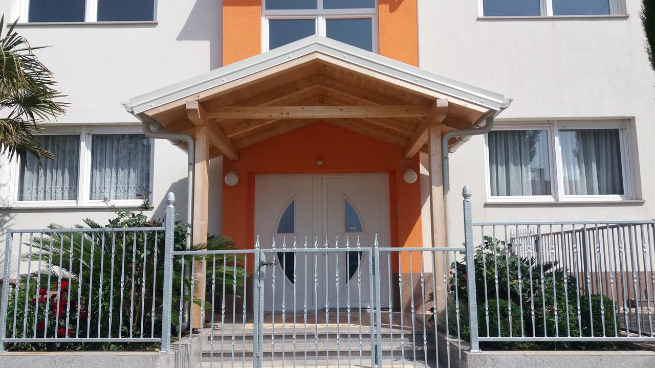 Bluegum Apartments Liznjan Bagian luar foto